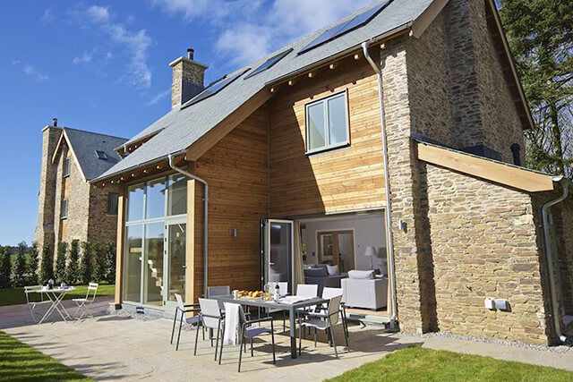 Holiday cottage in South Devon - exterior with patio furniture outside