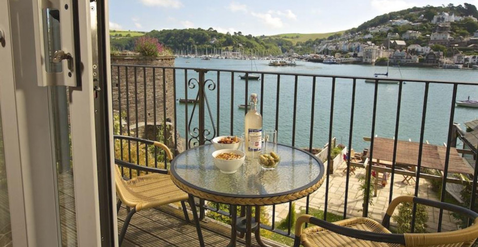 places to stay during the Dartmouth Regatta Ferry View