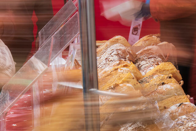 Bovey tracey farmers market - fresh bread for sale behind glass.