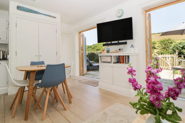 1 Bailey's Cottage - Living Room
